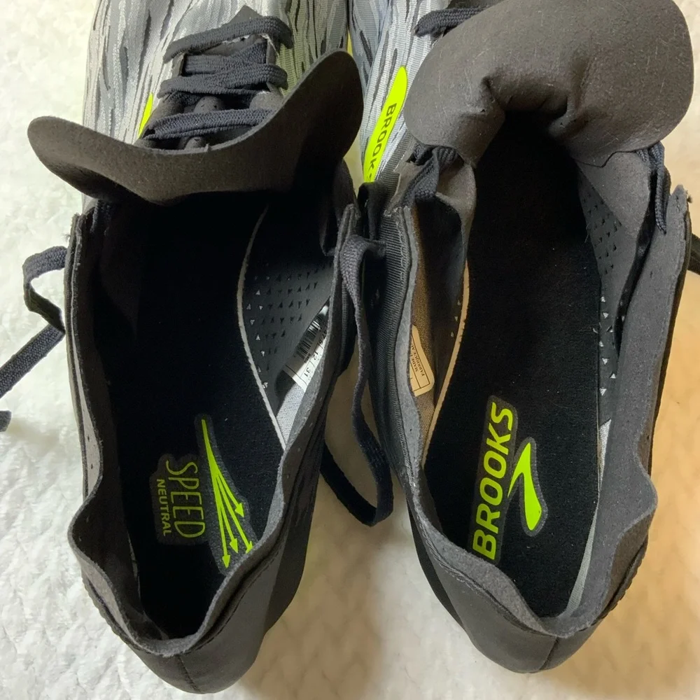 Brooks ELMN8 v5 track spike shoe